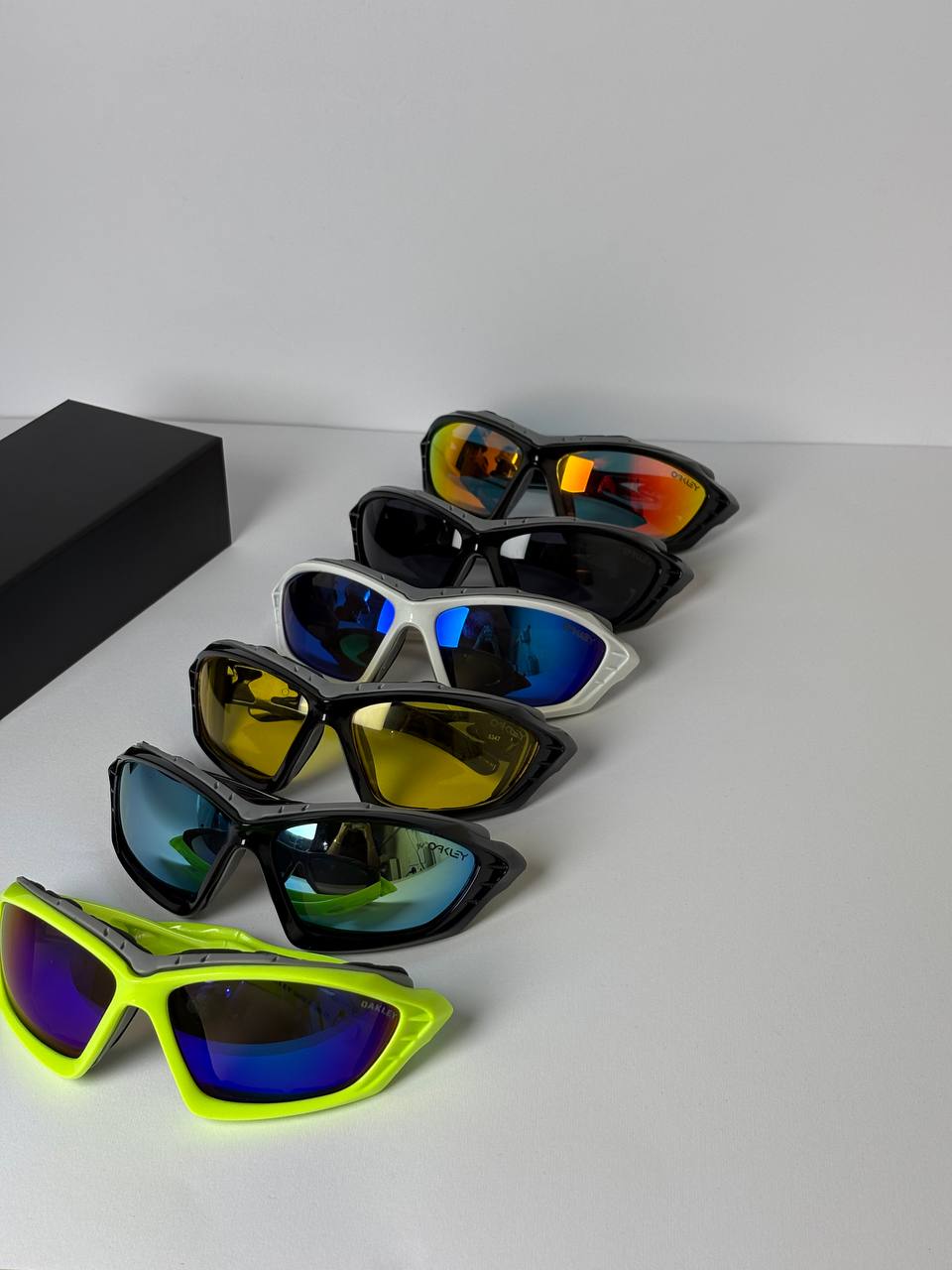 عینک آفتابی ورزشی برند Oakley | مجهز به فوم ضدباد