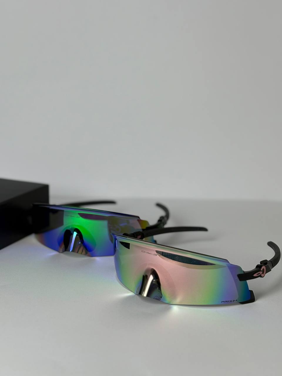 عینک ورزشی Oakley با شیشه رنگی
