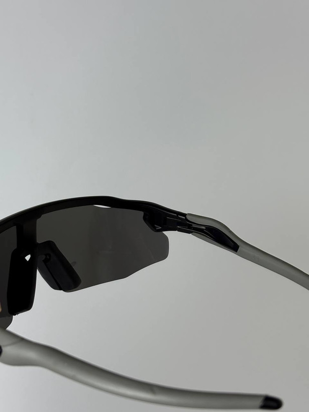 عینک ورزشی Oakley